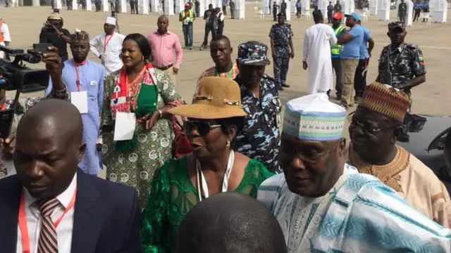 Tsohon Mataimakin Shugaban Najeriya, Atiku Abubakar, yayin da ya isa dandalin Eagle Square da ke Abuja, inda jam'iyyar take gudanar da babban taronta na kasa a ranar Asabar.
