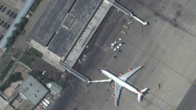 نیروهای آمریکایی در تلاش برای عقب نگه داشتن جمعیت در فرودگاه کابل - صبح دوشنبه ۲۵ مرداد/اسد