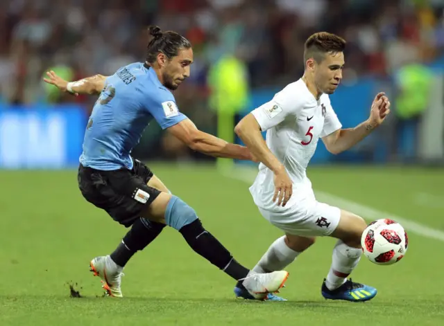 Cáceres y Guerreiro pelean por la pelota en un partido muy disputado.