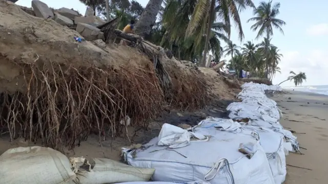 கடலரிப்பால் மறையும் நிலங்கள்