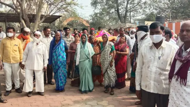 चंद्रभागाबाई साकळे यांच्या पार्थिवाला मुलींनी खांदा दिला.