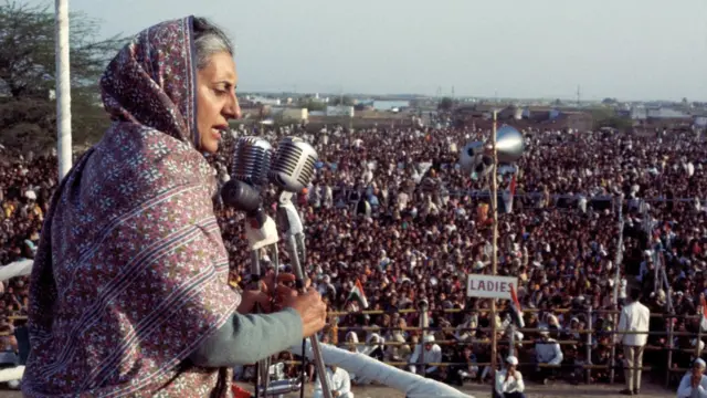 Perdana Menteri Indira Gandhi berpidato dalam sebuah kampanye tahun 1971, tahun yang sama ketika ia melarang segala jenis perburuan di India