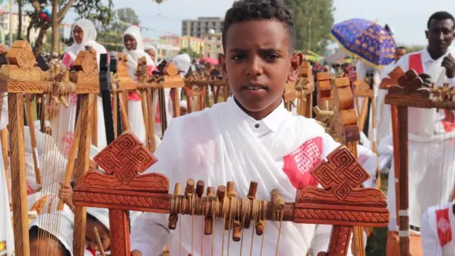 በባህር ዳር ከተማ የመስቀል በዓል አከባበር ላይ በገና የሚደረድሩ ታዳጊዎች ነበሩ