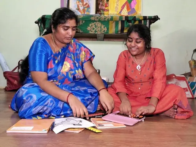 பார்வைக்குறைபாடு கொண்ட மாணவி