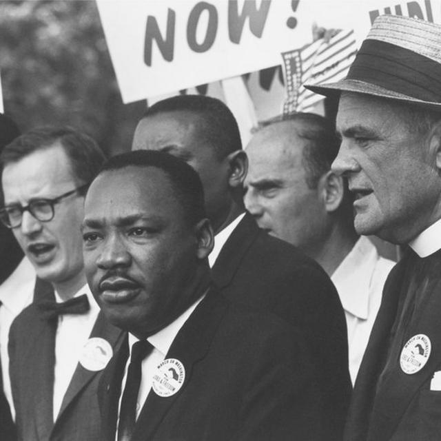 Marthin Luther King Jr. marcha pelos direitos civis de negros em Washington, nos EUA