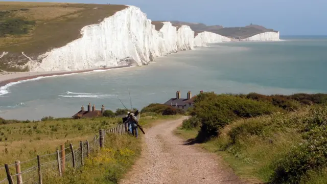 記念撮影の学生が白い崖から転落死 英国の観光地で - BBCニュース