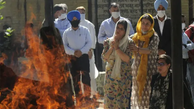 নিহত কাশ্মীরি পন্ডিত মাখনলাল বিন্দ্রুর সৎকারে তাঁর পরিবারের সদস্য ও স্বজনরা