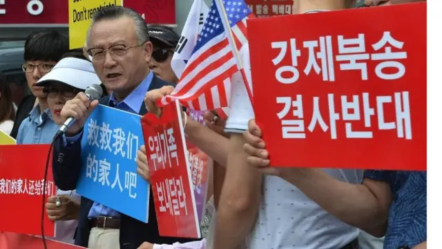 한반도 인권과 통일을 위한 변호사 모임 등 시민단체 회원들이 2017년 8월 9일 주한중국대사관 인근에서 탈북자 강제북송 반대 기자회견을 하고 있다