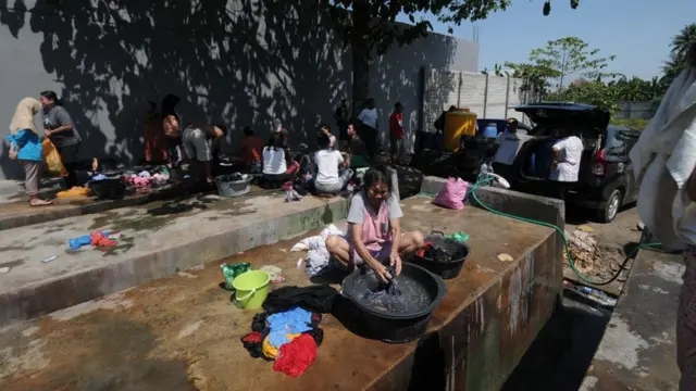 Sejumlah warga korban gempa dan tsunami Palu memanfaatkan air tanah di salah satu tempat pencucian mobil di Kelurahan Palupi, Palu, Sulawesi Tengah, Senin (01/10)
