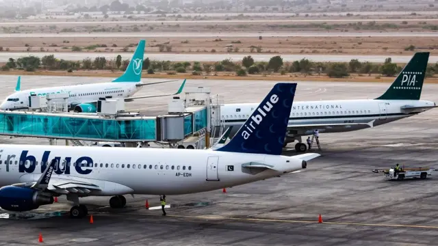 کراچی ایئرپورٹ پر طیارے