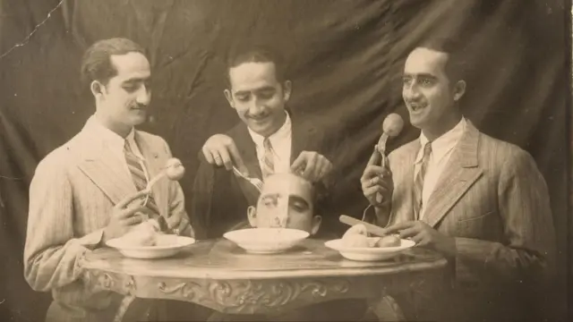 السيد سكاف في أربعة أوضاع مختلفة في الصورة التي التقطت عام 1922