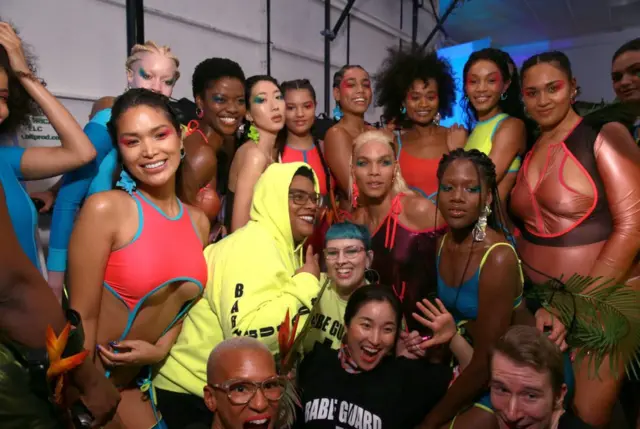 Modeli u kupaćim kostimima Kromat