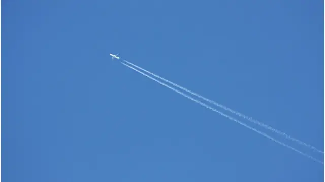 طائرة في السماء