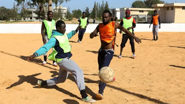 Mechi hii ilichezwa kwenye kituo cha kutunza wahamiaji nchini Libya.Ilikutanisha Timu ya Senegal(Kijani) na Cameroon(rangi ya chungwa).
