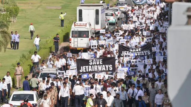 জেটকে রক্ষা করার দাবিতে সংস্থার কর্মীদের মিছিল