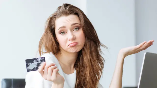 mujer comprando por internet