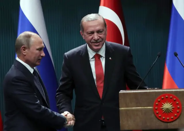 За словами одного із лідерів кримських татар Нарімана Джеляла, "Росія з якихось політичних мотивів... не бажала домовлятися про звільнення з Україною", тому Туреччина виступила посередником