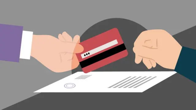 Čovek predaje karticu službeniku banke preko pulta