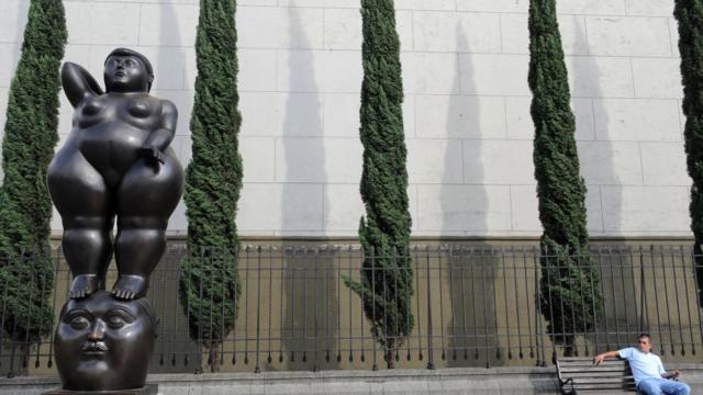 Una escultura de Fernando Botero en Medellín.