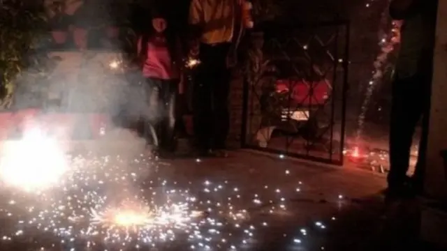 தீபாவளி பட்டாசு வெடிக்கும் மக்கள்