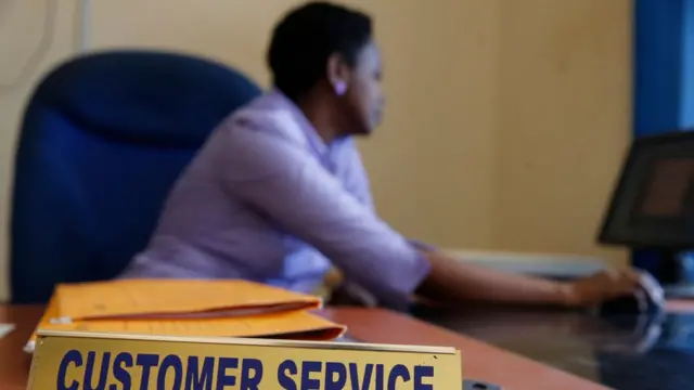 Femme qui travaille au service clientèle.