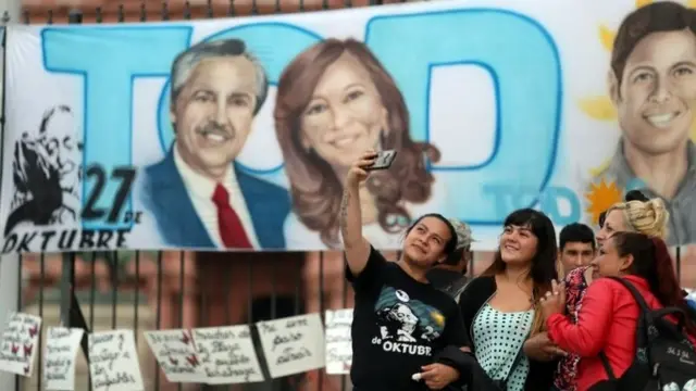 Pessoas tiram foto dianteapostas futebol brasilfaixaapostas futebol brasilAlberto Fernández e Cristina Fernández