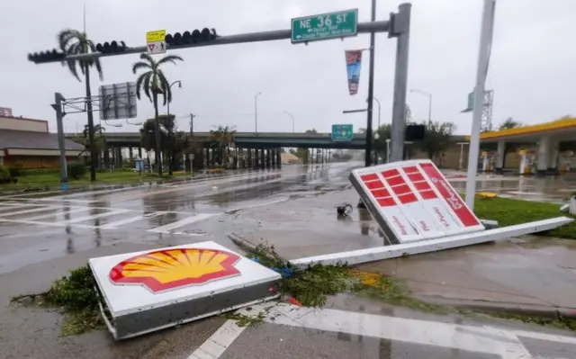 Cartel de gasolinera caído