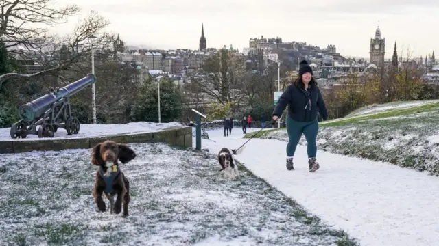 На зміну спекотному жовтню та теплому листопаду до Європи прийшов надзвичайно лютий грудень. Единбург 9 грудня