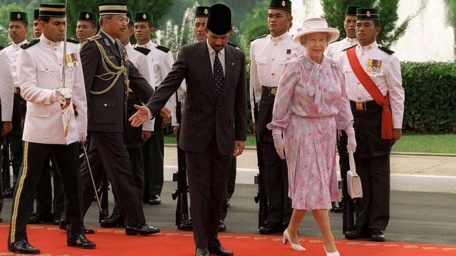 El sultán de Brunei recibiendo a la reina Isabel II