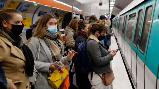 Viajeros en el metro de París.