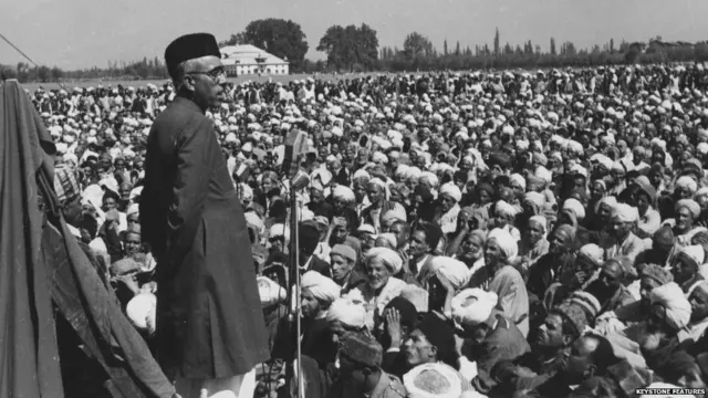 शेख अब्दुल्ला काश्मीरमधल्या एका सभेत भाषण करताना