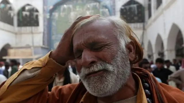 दरगाह पर ज़ायरीन