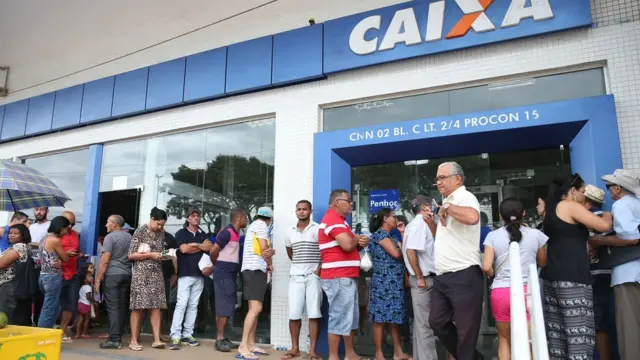 Fila na Caixa para resgate do FGTS