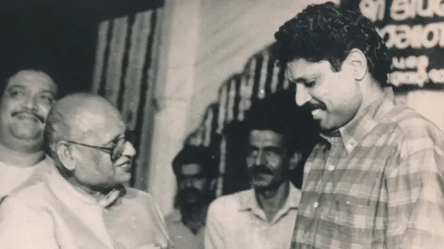 ચીમનભાઈ પટેલ તથા કપીલ દેવની તસવીર