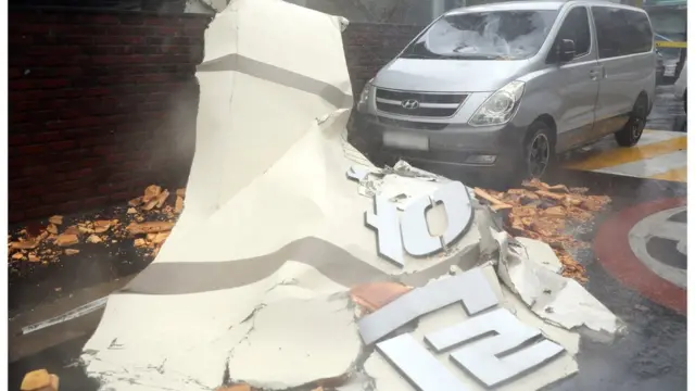 26일 제8호 태풍 '바비'의 영향으로 제주시 이도2동 아파트에서 외벽이 떨어져 승합차 한대가 파손되는 피해가 발생했다