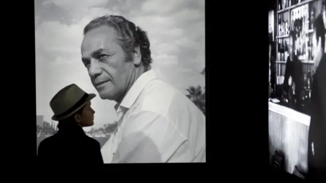 Detalle de una exhibición fotográfica sobre Nicanor Parra