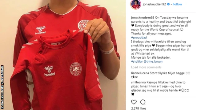 クヌドセンはインスタグラムに、妻のトリーヌさんが子供用のデンマーク代表シャツを持っている写真を投稿した
