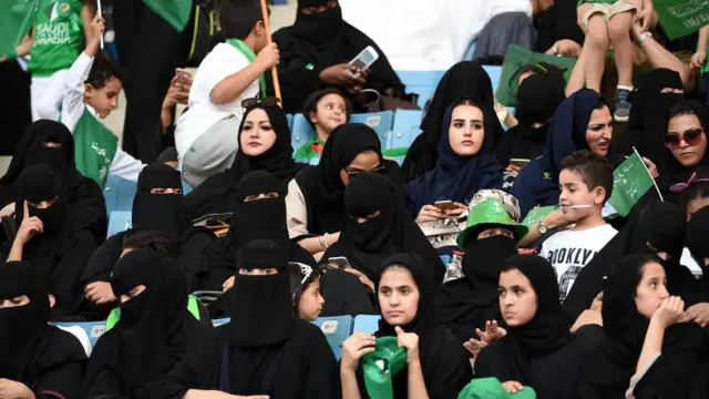 سمح للمرأة أيضا بحضور المباريات