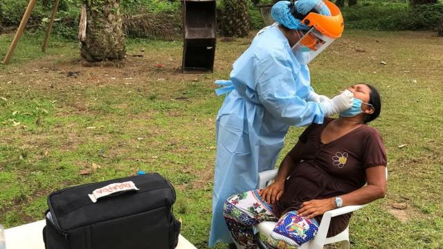 Анализ на коронавирус у представителя народа Секоя в Эквадоре