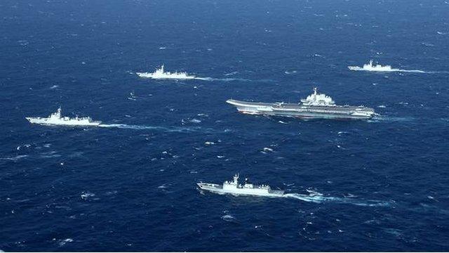 2016年12月26日，中国海军辽宁号航母战斗群通过台湾海峡，驶往南部战区海军辖区执行移地训练任务。（资料图片）
