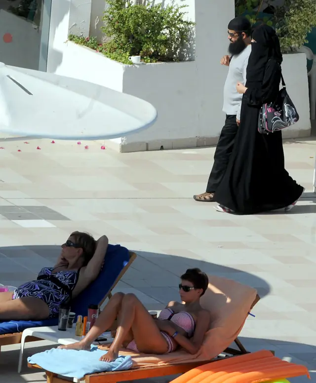 تونس جامعه متثکری دارد و زنان از نظر نوع پوشش از آزادی نسبی برخوردارند