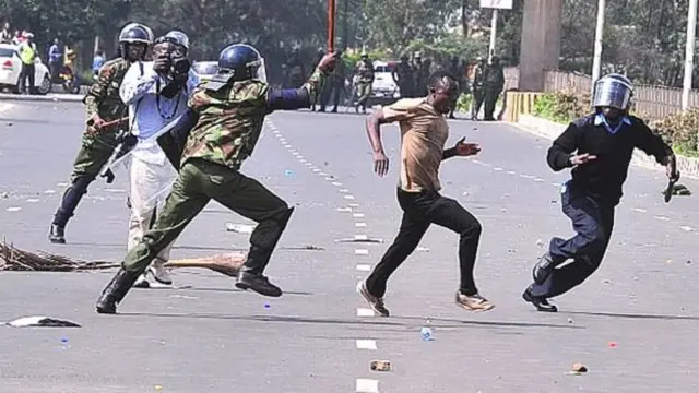 La proclamation de la victoire de Kenyatta avait été suivie de violences qui avaient fait au moins 21 victimes, pour la plupart tuées par la police, dans plusieurs bastions de l'opposition dans l'Ouest et à Nairobi.