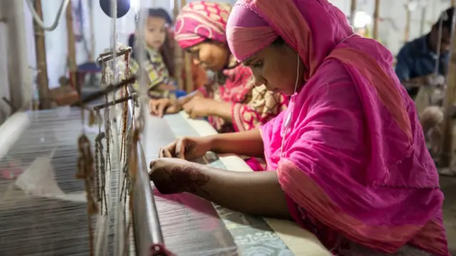 ঢাকায় এখনো জামদানি নামের মসলিন তৈরি হয়।