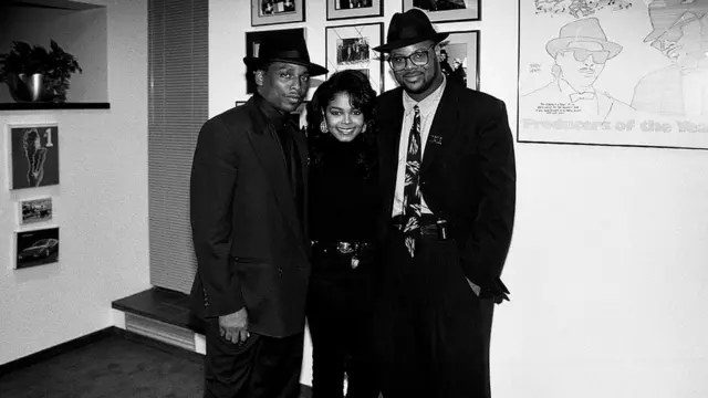 Dženet Džekson u studiju sa njenim koproducentima Džimijem Džemom (desno) i Terijem Luisom 1989. godine