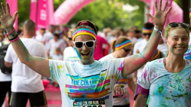 Люди могут соревноваться даже в щедрости - они жертвуют больше, думая, что их будут сравнивать с другими