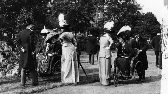 1912年，英国皇家植物协会举办的切尔西国际花卉展，吸引了众多的王公贵族。