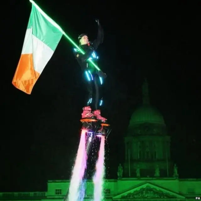 આયરલેન્ડની રાજધાની ડબ્લિનમાં નવા વર્ષનું સ્વાગત અલગ અંદાજમાં કરવામાં આવ્યું.