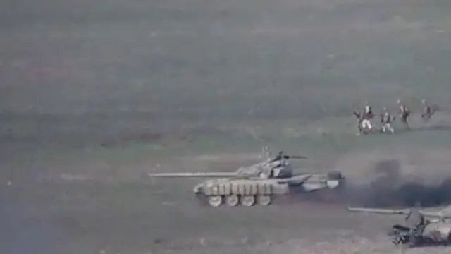 танк и несколько солдат