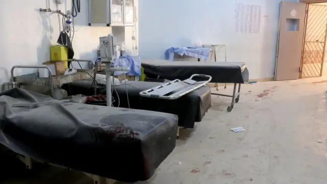 Reuters haber ajansı ise saldırıda en az yedi sivil vatandaşın hayatını kaybettiğini, 14 sağlık çalışanının ise yaralandığını kaydetti.