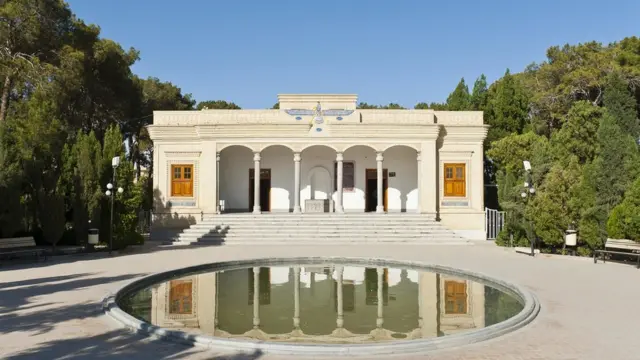 Zoroaster berdoa di kuil api, seperti yang satu ini yang ada di Yazd, Iran — mereka percaya bahwa api dan air adalah zat kembar dalam kemurnian dan penting untuk ritual penyucian.